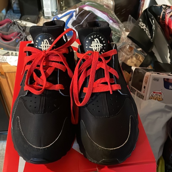 Nike huaraches all black size 10.5  have black laces too worn. Great condition - Picture 2 of 5
